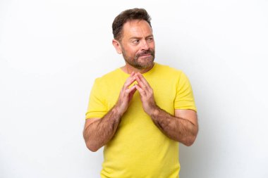 Beyaz arka planda izole edilmiş orta yaşlı beyaz bir adam bir şeyler planlıyor.