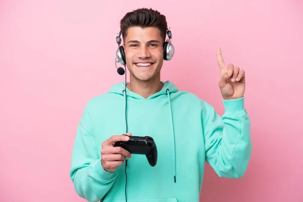 Junger Gutaussehender Kaukasischer Mann Der Mit Einem Videospielcontroller Spielt Isoliert — Stockfoto