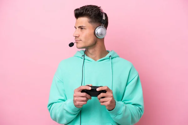 Joven Hombre Caucásico Guapo Jugando Con Controlador Videojuego Aislado Fondo —  Fotos de Stock