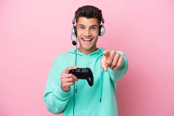 Joven Guapo Caucásico Hombre Jugando Con Videojuego Controlador Aislado Rosa —  Fotos de Stock