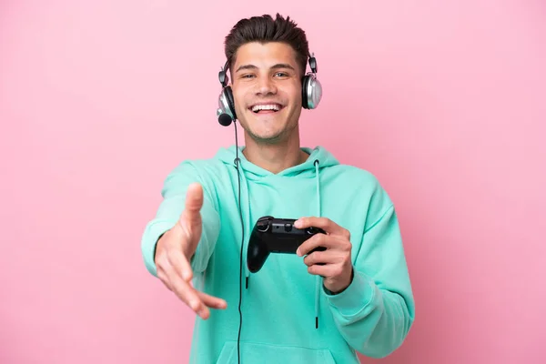 Joven Hombre Caucásico Guapo Jugando Con Controlador Videojuego Aislado Sobre —  Fotos de Stock