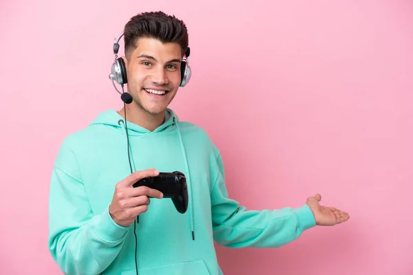 Junger Gutaussehender Kaukasischer Mann Der Mit Einem Videospielcontroller Spielt Der — Stockfoto