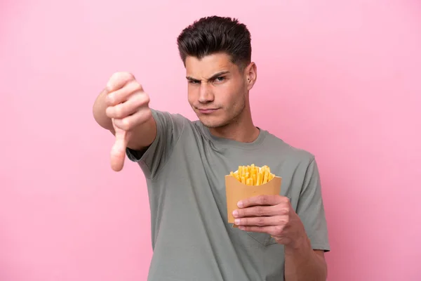 Jonge Blanke Man Met Gebakken Chips Geïsoleerd Roze Achtergrond Met — Stockfoto