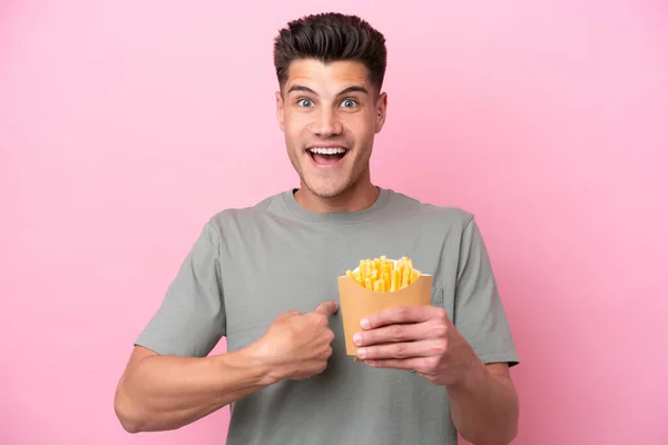 Jonge Kaukasische Man Met Gebakken Chips Geïsoleerd Roze Achtergrond Met — Stockfoto