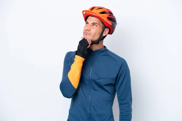 Joven Ciclista Caucásico Aislado Sobre Fondo Blanco Teniendo Dudas —  Fotos de Stock