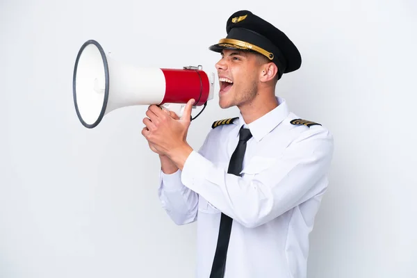 Aereo Pilota Caucasico Isolato Sfondo Bianco Urlando Attraverso Megafono — Foto Stock