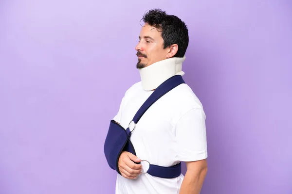 Joven Hombre Caucásico Usando Cabestrillo Collarín Aislado Sobre Fondo Púrpura —  Fotos de Stock