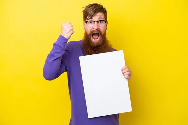Homem Ruivo Com Barba Isolada Fundo Amarelo Segurando Cartaz Vazio — Fotografia de Stock