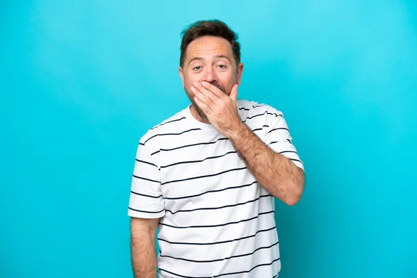 Homem Caucasiano Meia Idade Isolado Fundo Azul Feliz Sorridente Cobrindo — Fotografia de Stock