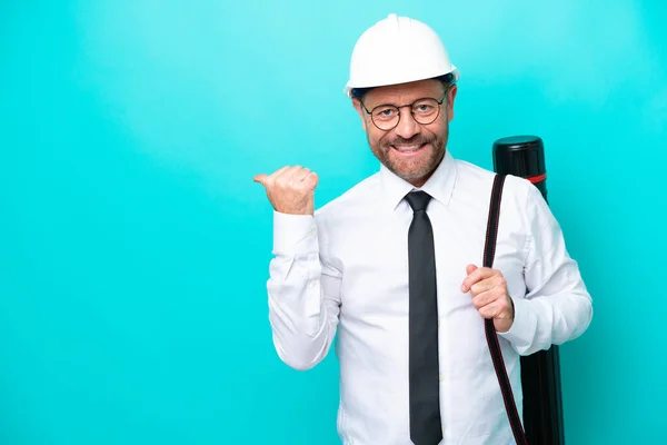 Arquitecto Mediana Edad Con Casco Con Planos Aislados Sobre Fondo — Foto de Stock