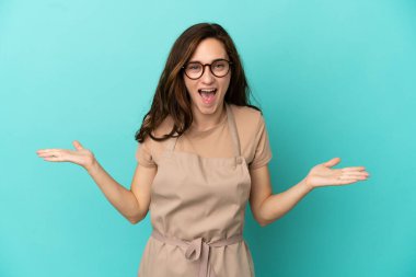 Yüzünde şok ifadesi olan restoran garsonu.