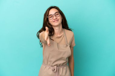 Restoran garsonu iyi bir anlaşma için el sıkışıyor.