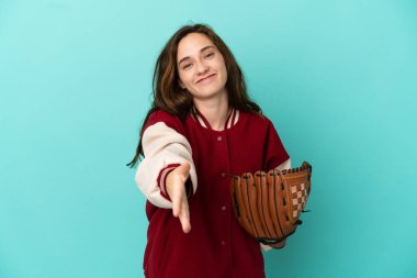 Beyzbol oynayan beyaz bir kadın mavi arka planda soyutlanmış ve iyi bir anlaşma için el sıkışıyor.