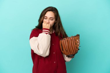 Beyzbol oynayan beyaz bir kadın, mavi arka planda soyutlanmış, kuşkuları var.