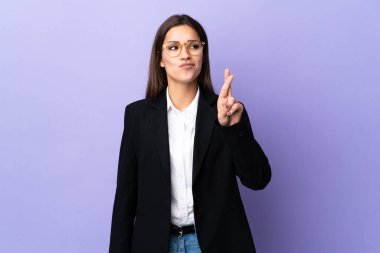 Mor arka planda izole edilmiş bir iş kadını, şans diliyor ve en iyisini diliyor.