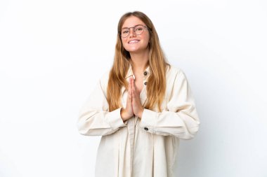 Beyaz arka planda izole edilmiş genç sarışın kadın avuç içlerini bir arada tutuyor. İnsan bir şey ister.