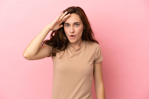 Молодая кавказка, изолированная на розовом фоне, кое-что поняла и намеревается решить