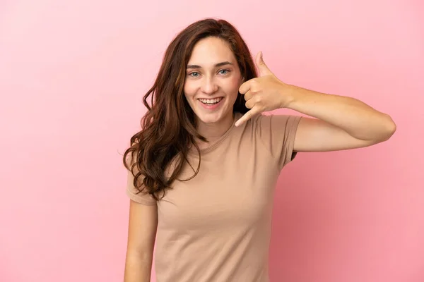 Νεαρή Καυκάσια Γυναίκα Απομονωμένη Ροζ Φόντο Κάνοντας Τηλεφωνική Χειρονομία Πάρε — Φωτογραφία Αρχείου