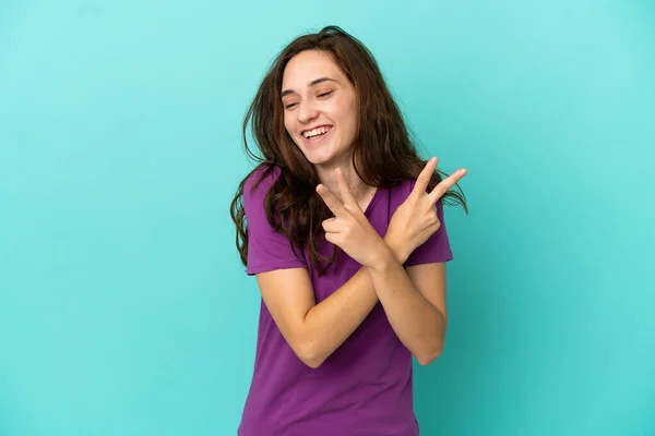 Mavi Arka Planda Izole Edilmiş Genç Beyaz Kadın Gülümsüyor Zafer — Stok fotoğraf