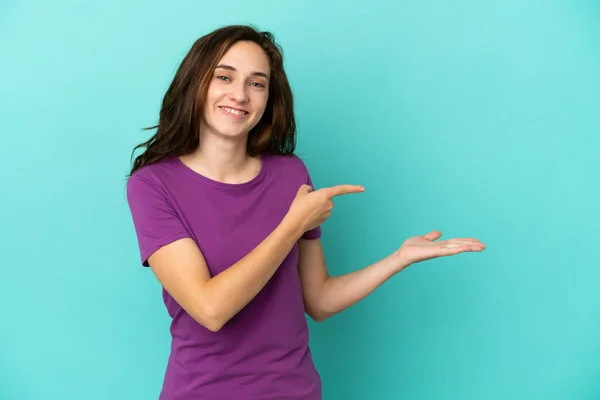 Jonge Blanke Vrouw Geïsoleerd Blauwe Achtergrond Houden Copyspace Imaginaire Palm — Stockfoto