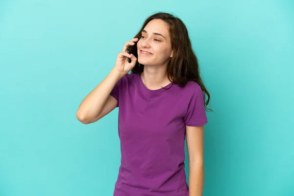 Young Caucasian Woman Isolated Blue Background Keeping Conversation Mobile Phone — Stock Photo, Image