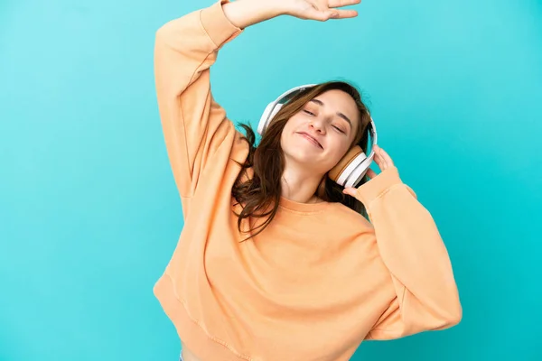 Giovane Donna Caucasica Isolata Sfondo Blu Ascoltare Musica Ballare — Foto Stock