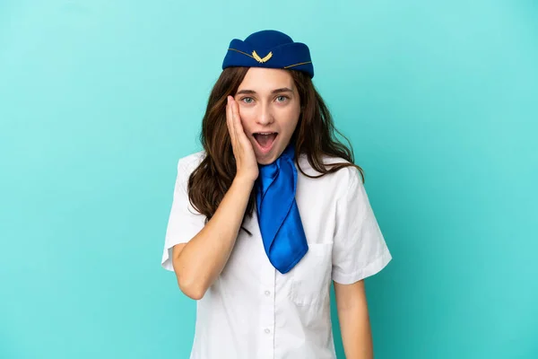 Flugbegleiterin Isoliert Auf Blauem Hintergrund Mit Überraschung Und Schockiertem Gesichtsausdruck — Stockfoto