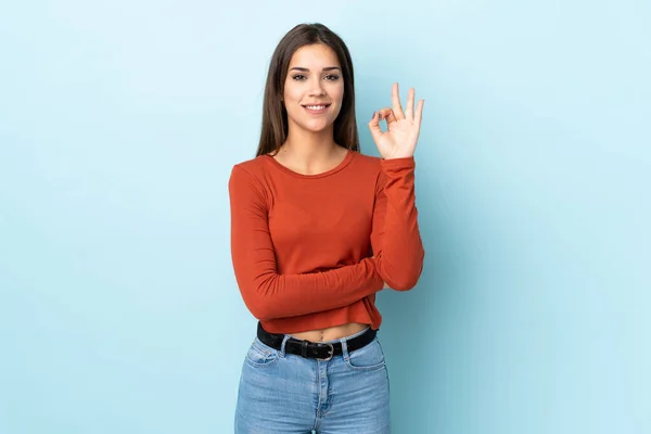 Mladá Běloška Žena Izolované Modrém Pozadí Ukazující Znamení Prsty — Stock fotografie