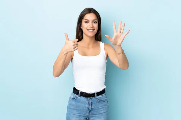 Junge Kaukasische Frau Isoliert Auf Blauem Hintergrund Die Mit Den — Stockfoto