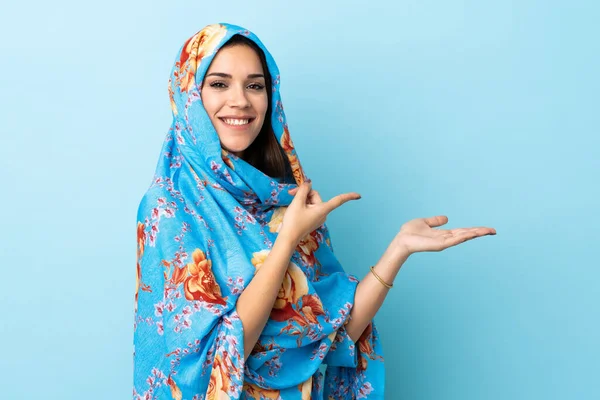 Młoda Marokańska Kobieta Tradycyjnym Stroju Izolowane Niebieskim Tle Gospodarstwa Copyspace — Zdjęcie stockowe