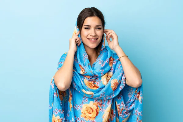 Młoda Marokańska Kobieta Tradycyjnym Stroju Izolowane Niebieskim Tle Sfrustrowany Pokrycie — Zdjęcie stockowe