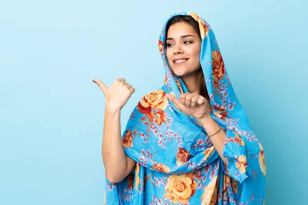 Νεαρή Μαροκινή Γυναίκα Παραδοσιακή Φορεσιά Απομονωμένη Μπλε Φόντο Που Δείχνει — Φωτογραφία Αρχείου