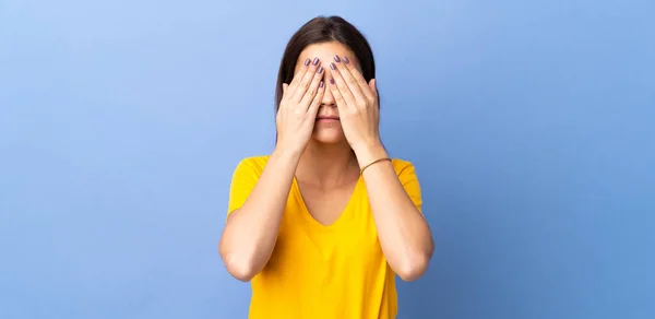 Junge Kaukasische Frau Vor Isoliertem Hintergrund Die Die Augen Mit — Stockfoto