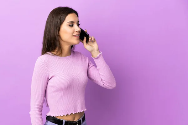 Giovane Donna Caucasica Sfondo Isolato Mantenendo Una Conversazione Con Telefono — Foto Stock