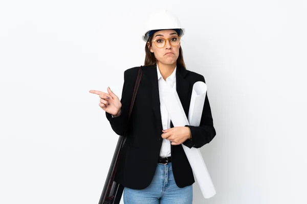 Giovane Architetto Donna Caucasica Con Casco Tenere Cianografie Sfondo Isolato — Foto Stock