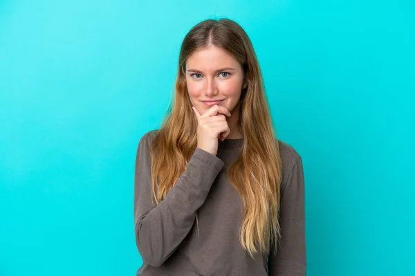 Ung Blond Kvinna Isolerad Blå Bakgrund Tänkande — Stockfoto