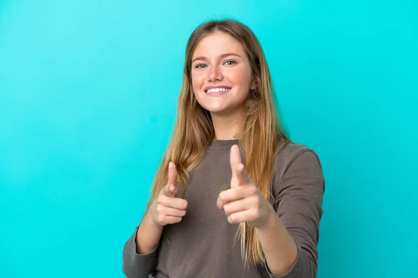 Giovane Donna Bionda Isolata Sfondo Blu Sorpreso Che Punta Davanti — Foto Stock