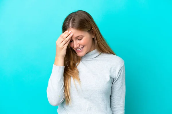 Junge Blonde Frau Isoliert Auf Blauem Hintergrund Lacht — Stockfoto