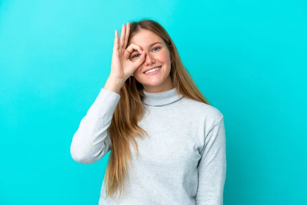 Jong Blond Vrouw Geïsoleerd Blauwe Achtergrond Tonen Teken Met Vingers — Stockfoto