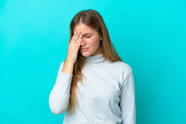 Junge Blonde Frau Isoliert Auf Blauem Hintergrund Mit Kopfschmerzen — Stockfoto