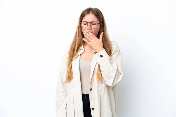 Beyaz Arka Planda Izole Edilmiş Genç Sarışın Kadın Esniyor Ağzını — Stok fotoğraf