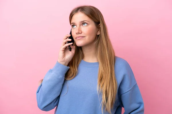 Giovane Donna Bionda Isolata Sfondo Rosa Mantenere Una Conversazione Con — Foto Stock