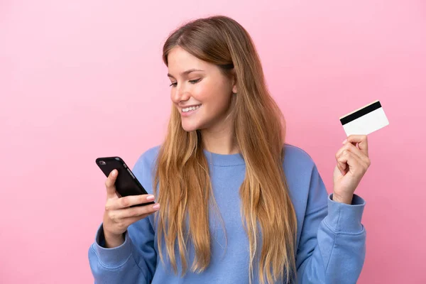 Jonge Blonde Vrouw Geïsoleerd Roze Achtergrond Kopen Met Mobiele Telefoon — Stockfoto