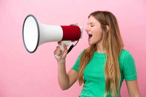 Młoda Blondynka Odizolowana Różowym Tle Krzyczy Przez Megafon Aby Ogłosić — Zdjęcie stockowe