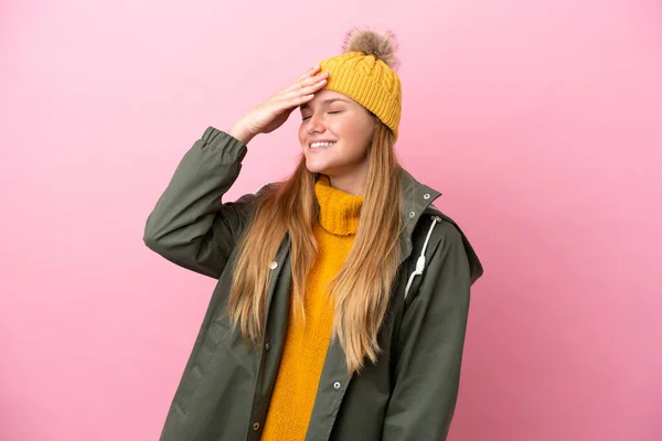 Junge Blonde Frau Trägt Winterjacke Isoliert Auf Rosa Hintergrund Hat — Stockfoto
