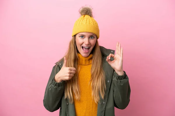 Jovem Loira Usando Casaco Inverno Isolado Fundo Rosa Mostrando Sinal — Fotografia de Stock