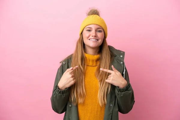 Junge Blonde Frau Trägt Winterjacke Auf Rosa Hintergrund Mit Überraschendem — Stockfoto