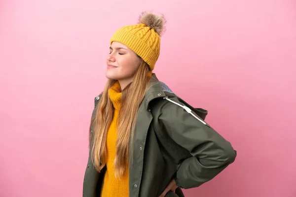 Ung Blond Kvinna Bär Vinter Jacka Isolerad Rosa Bakgrund Lider — Stockfoto