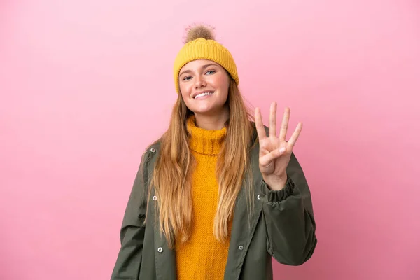 Ung Blond Kvinna Bär Vinter Jacka Isolerad Rosa Bakgrund Glad — Stockfoto