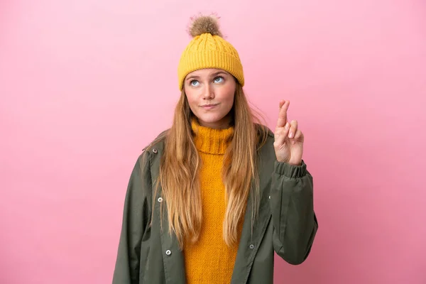 Ung Blond Kvinna Bär Vinter Jacka Isolerad Rosa Bakgrund Med — Stockfoto